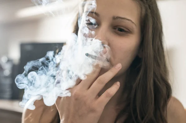 Chica fumar cigarrillo en la casa . — Foto de Stock