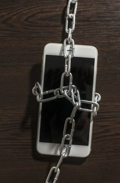Inteligentny telefon i łańcuchy — Zdjęcie stockowe