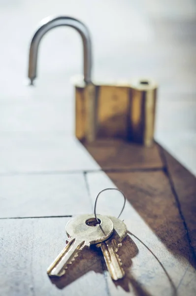 Padlock and keys on wood. — Stock Photo, Image