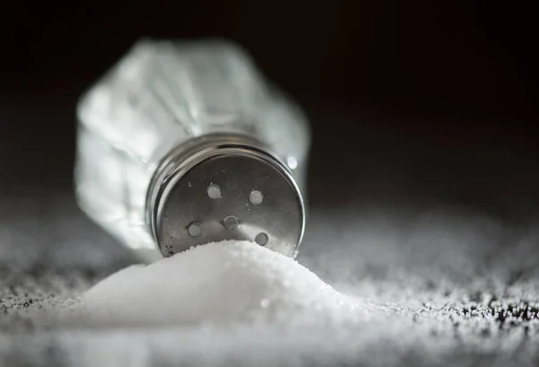 Соляной шейкер на груде соли — стоковое фото