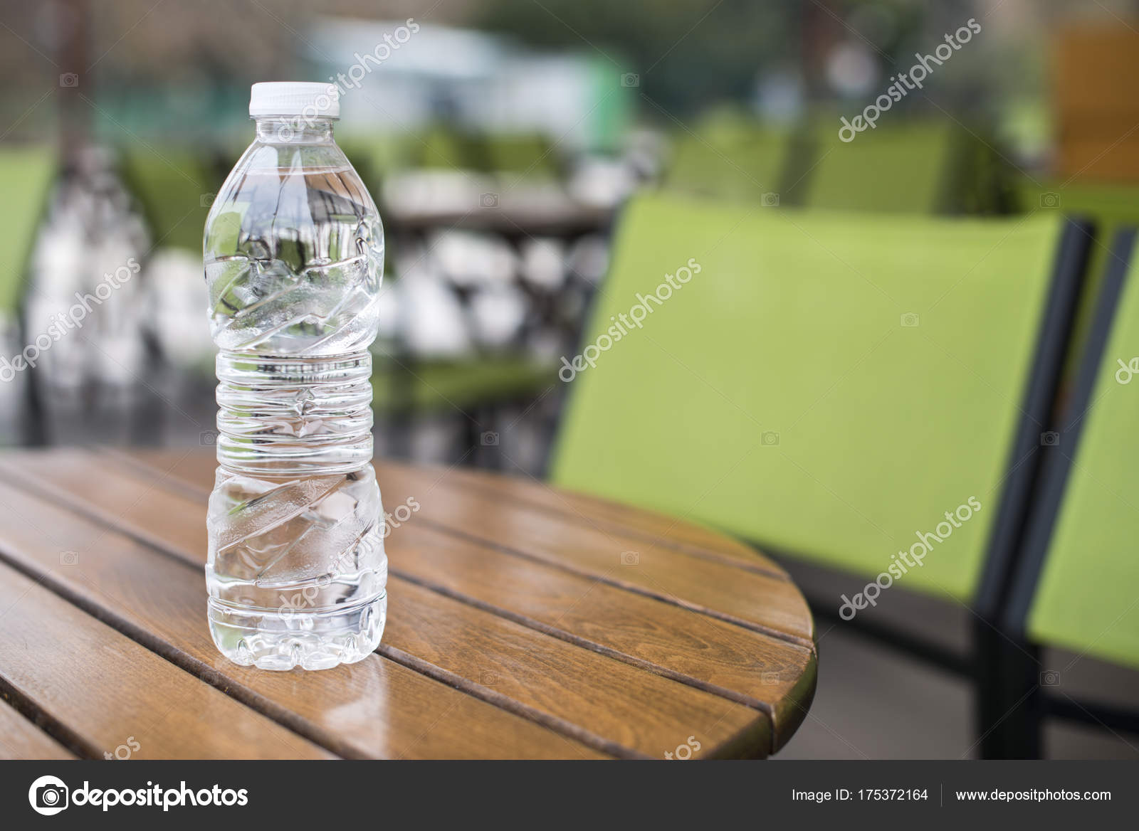 на столе стоит бутылка. бутылка. ликер из бузины. ликер из бузины купить в москве. - игра "в бутылочку".