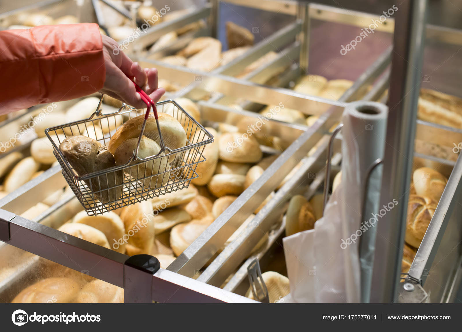 Bread in supermarket. Buying bread in shop. — Stock Photo © degimages