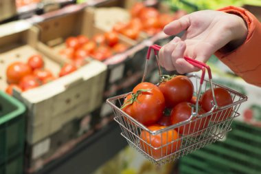 Domates dükkanda satın alma.