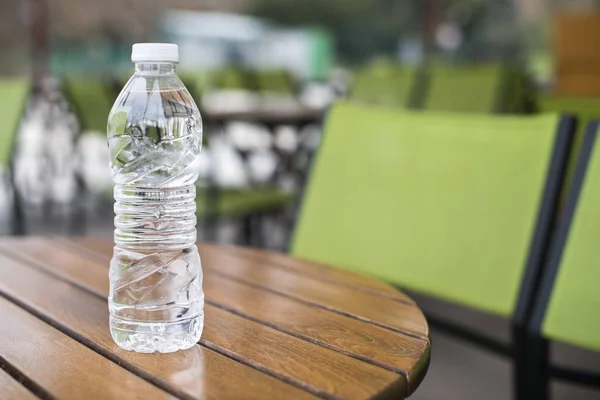 Botella de agua mineral en la mesa —  Fotos de Stock