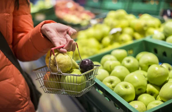 Appelen en peren in de winkel kopen. — Stockfoto