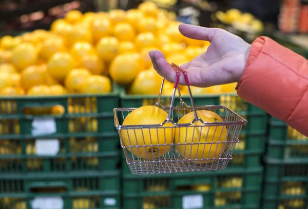 Sinaasappels in de winkel kopen. — Stockfoto