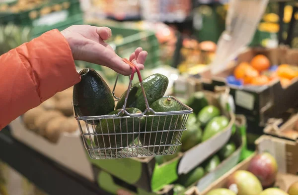 Avocado in de winkel kopen. — Stockfoto