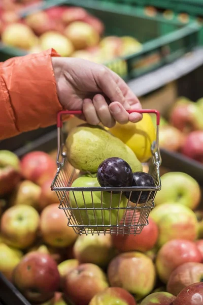 Appelen en peren in de winkel kopen. — Stockfoto