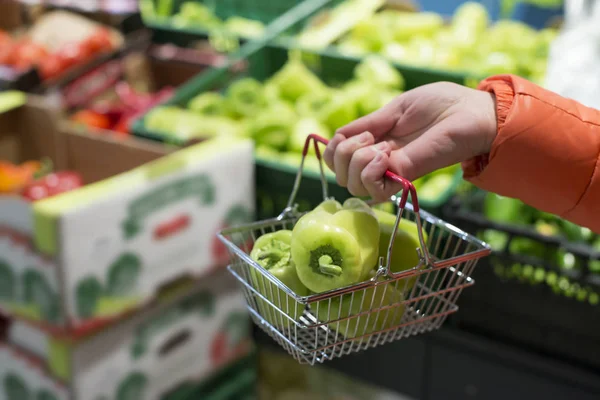 Groene paprika's in de winkel kopen. — Stockfoto