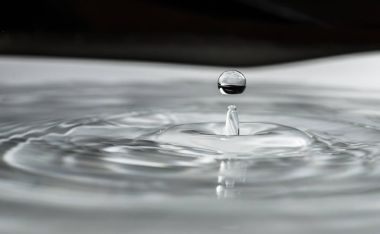 Makro çekim bırakır. Su damlası yakın çekim. 