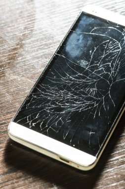 Akıllı telefon ekran kırık. 