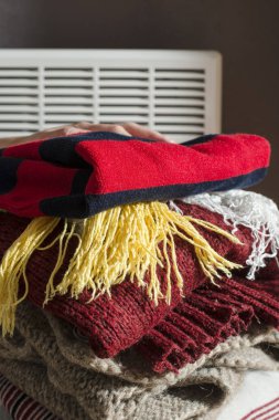 Kış giysileri yığılmış. 