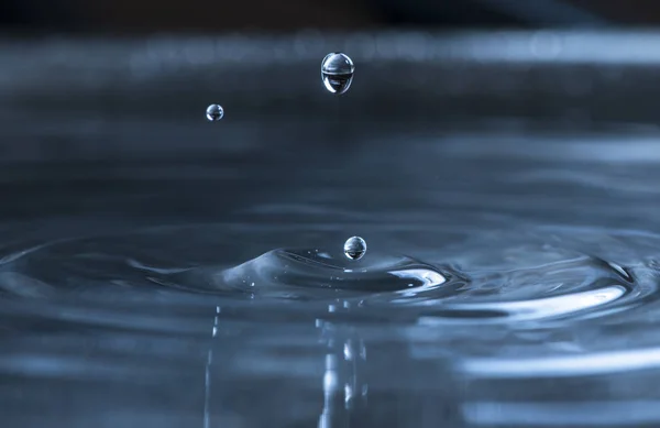 Salpicadura de agua en la oscuridad . — Foto de Stock