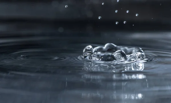 Salpicaduras de gotas de agua. — Foto de Stock