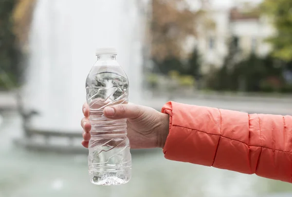 Botella de mano agua mineral . — Foto de Stock