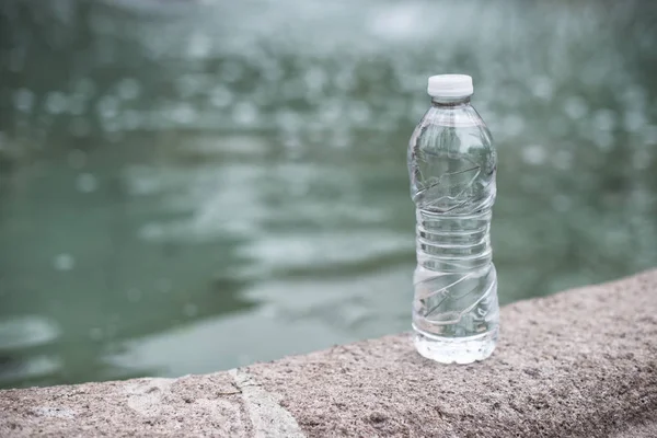 Botella de agua mineral y Fountan —  Fotos de Stock