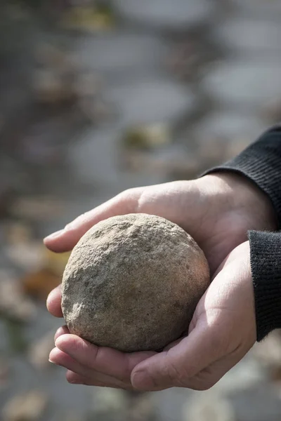Mantenga la mano bola de piedra — Foto de Stock