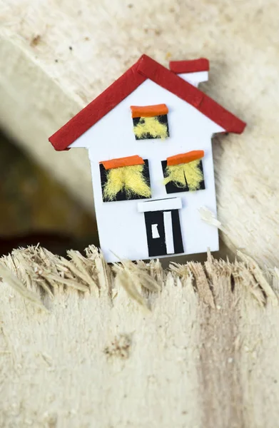 Hausminiatur auf Holzbrettern. — Stockfoto