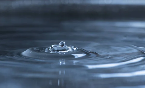 水飞溅在黑暗中. — 图库照片