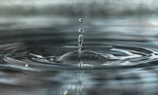 暗闇の中での水のしぶき. — ストック写真