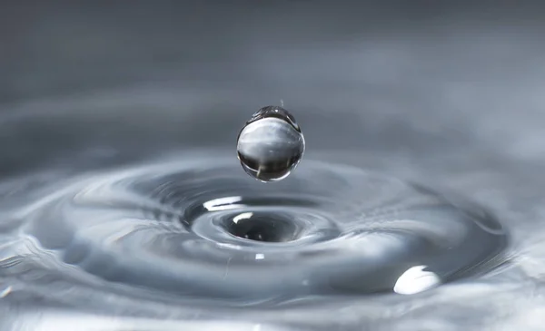 Acqua spruzzata al buio . — Foto Stock