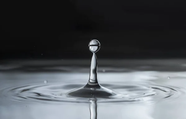 Salpicadura de agua en la oscuridad . — Foto de Stock