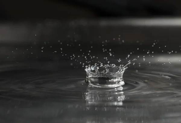 Salpicaduras de gotas de agua. — Foto de Stock