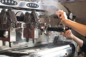 Přípravu kávy na profesionálním kávovaru