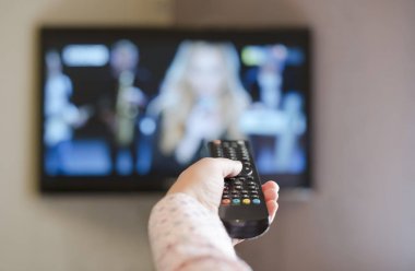 TV ve el uzaktan kumanda tutun. 
