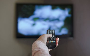 TV ve el uzaktan kumanda tutun. 