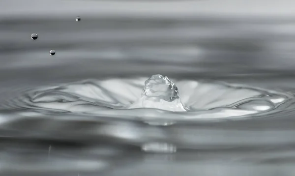 Salpicaduras de gotas de agua. — Foto de Stock