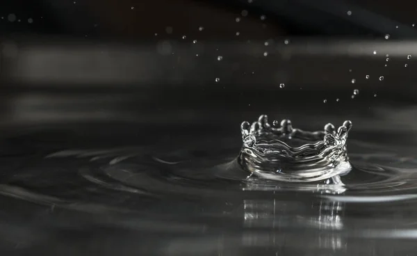 Salpicaduras de gotas de agua. — Foto de Stock