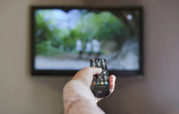 TV y control remoto de mano . — Foto de Stock