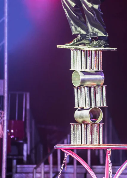 Sirke içinde yüzük Dengeleme sanatçı