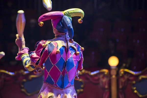 Malabaristas en el circo y público —  Fotos de Stock