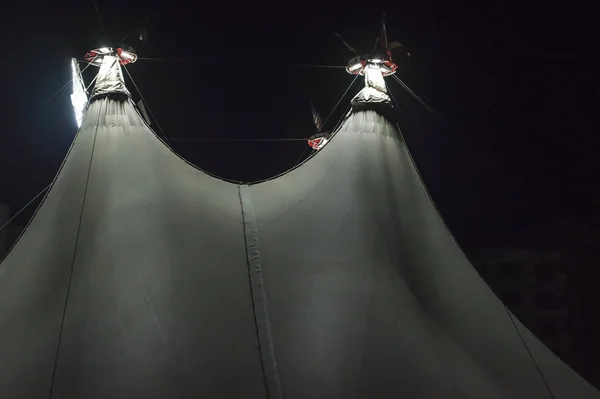 Dôme de cirque la nuit — Photo