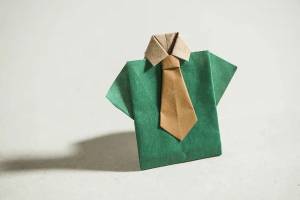 Gömlek origami kağıt üzerinde