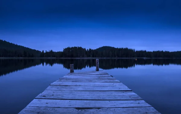 码头上的湖在夜间 — 图库照片