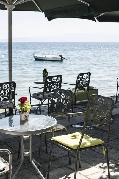 Стол в открытом ресторане на пляже — стоковое фото