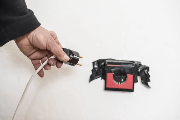 Kırık elektrik prizine