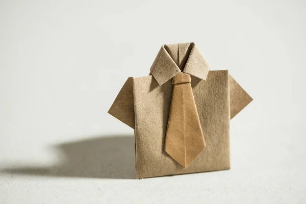 Gömlek origami kağıt üzerinde
