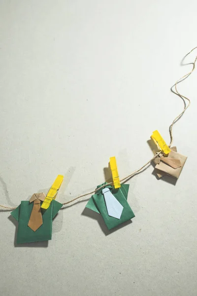 Оригами одежда на прачечной — стоковое фото