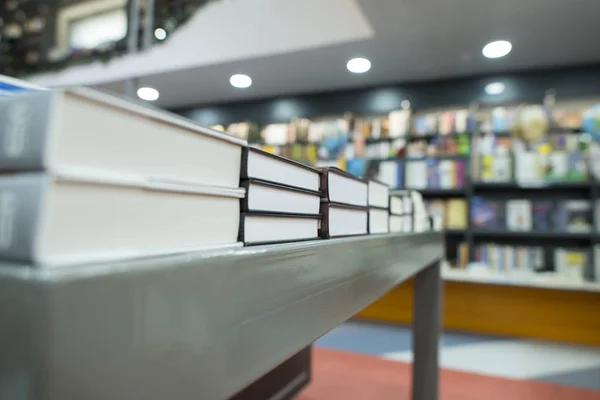 Książki na półkach w księgarni — Zdjęcie stockowe