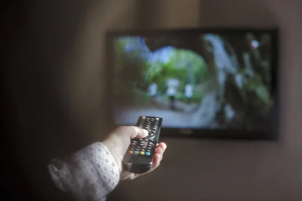 TV y control remoto de mano . — Foto de Stock