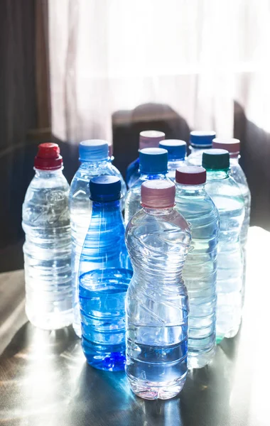 Botellas de plástico con agua mineral —  Fotos de Stock