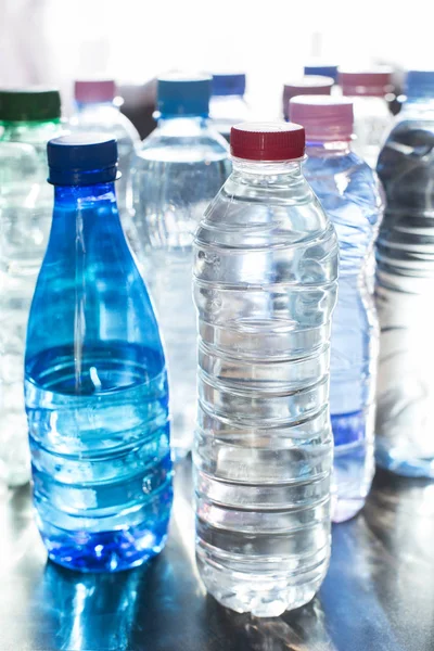 Botellas de plástico con agua mineral — Foto de Stock