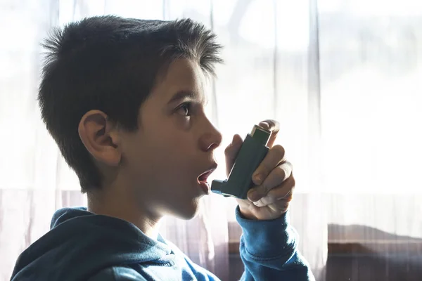 Niño sostiene un inhalador —  Fotos de Stock