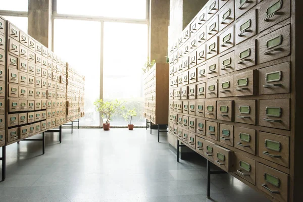 Cajones en archivo con estantes de madera — Foto de Stock