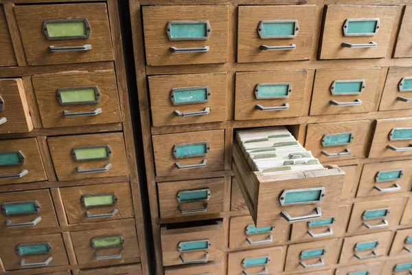 Ящики в архиве с деревянными полками — стоковое фото