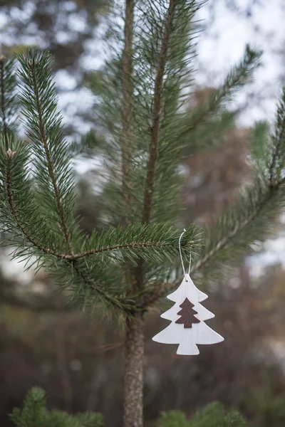 Біла різдвяна ялинка, підключена до ялинки — стокове фото